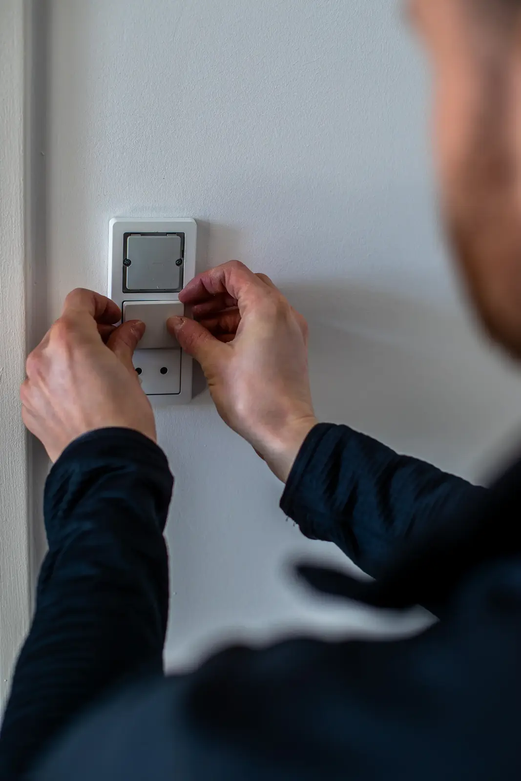 Tæt på afbryder-installation af elektriker
