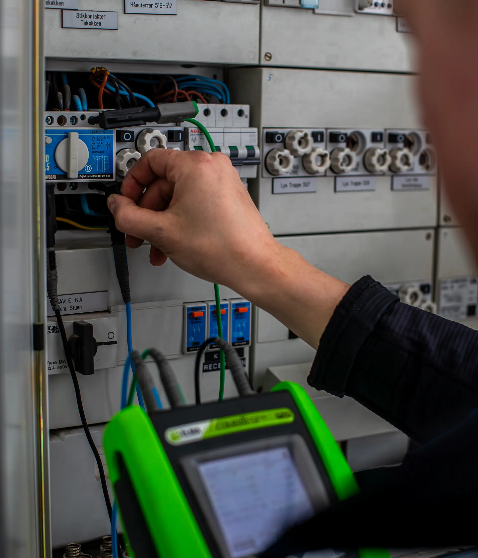 Elektriker udfører el-tjek med måleudstyr