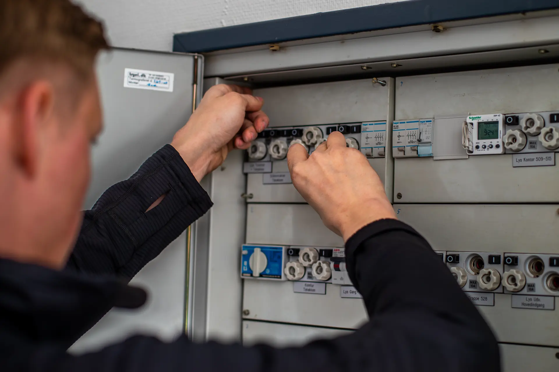 Ny gruppe i eltavle til ladestander, sikker installation