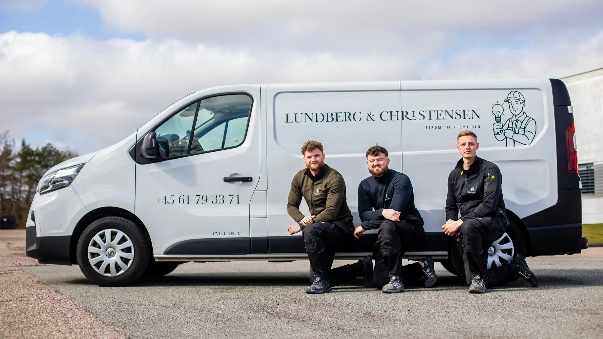 Lundberg & Christensen, Nikolaj, Marcus og Daniel foran firmabil