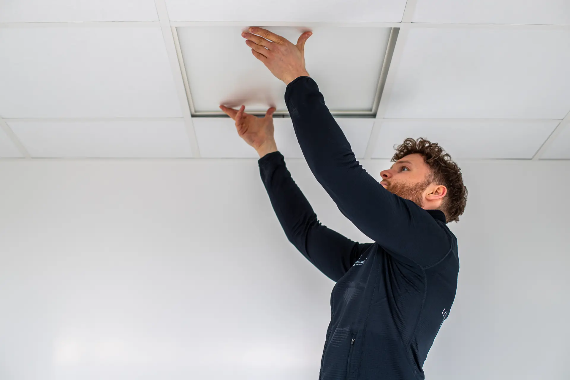 Lundberg & Christensen monterer loftbelysning