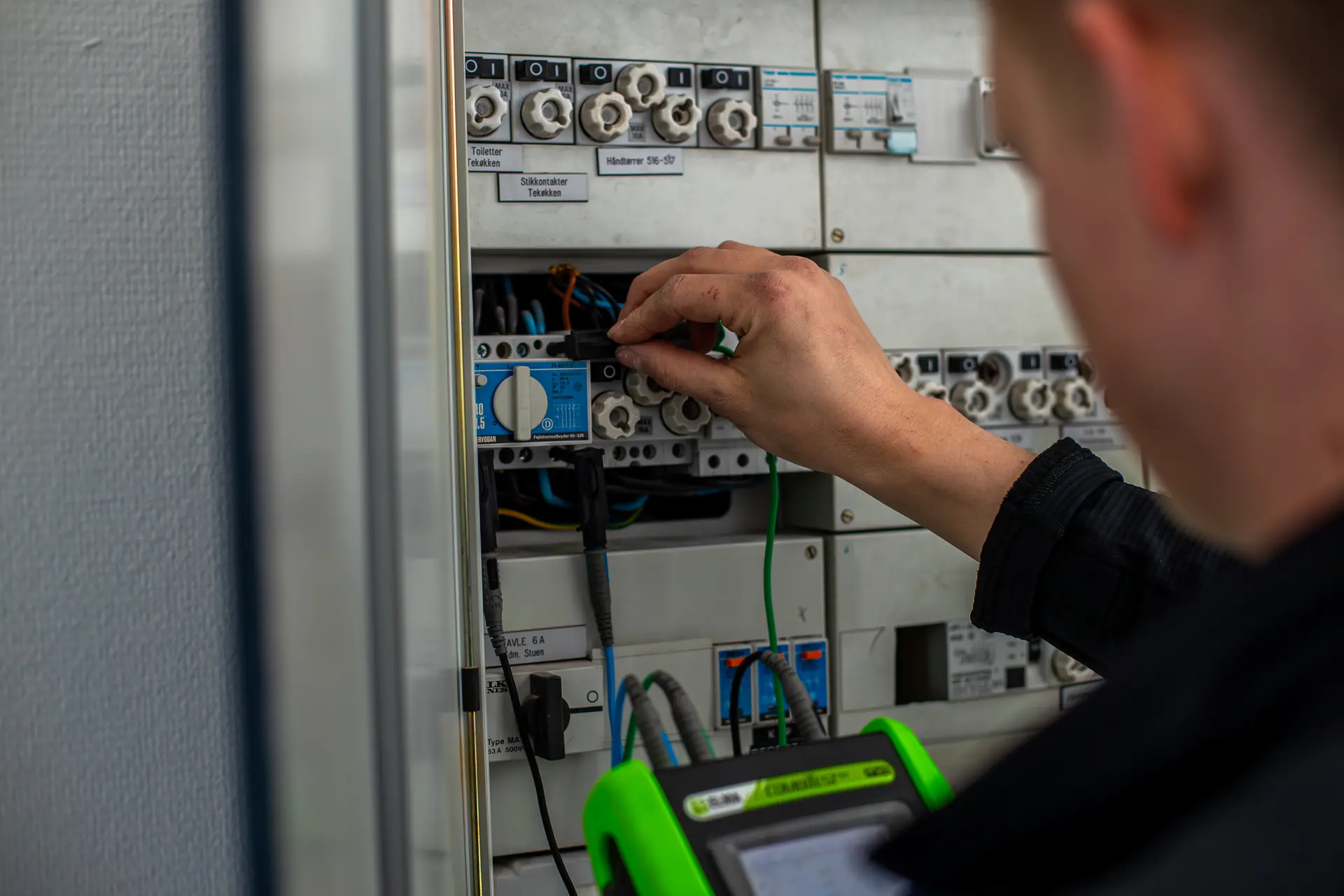 Elektriker udfører el-tjek med professionelt måleudstyr, Lundberg & Christensen