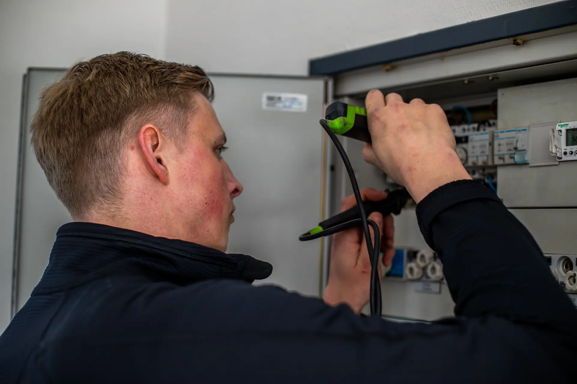 Elektriker udfører el-tjek med professionelt måleudstyr, Lundberg & Christensen