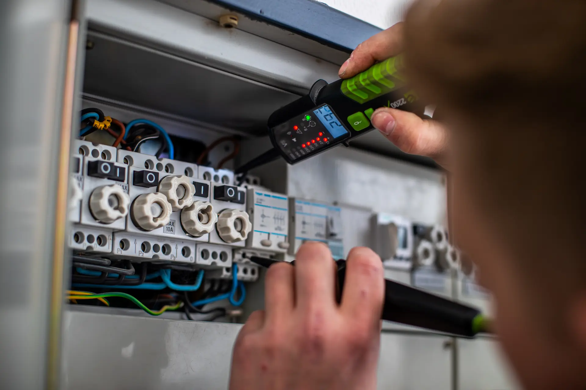 Multimeter-måling i eltavle, professionel kvalitetskontrol