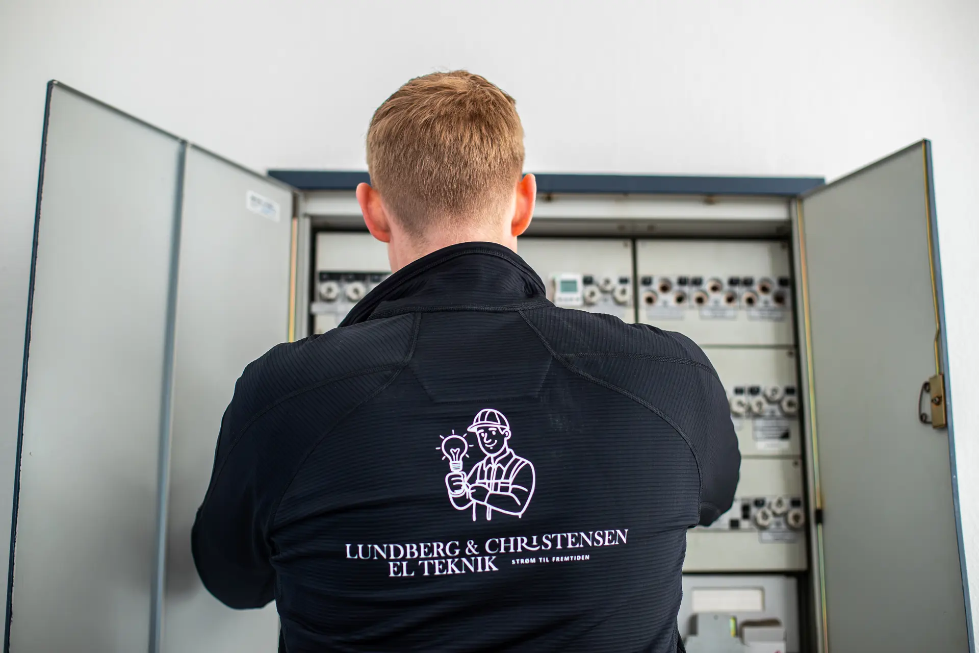 Lundberg & Christensen elektriker arbejder ved eltavle