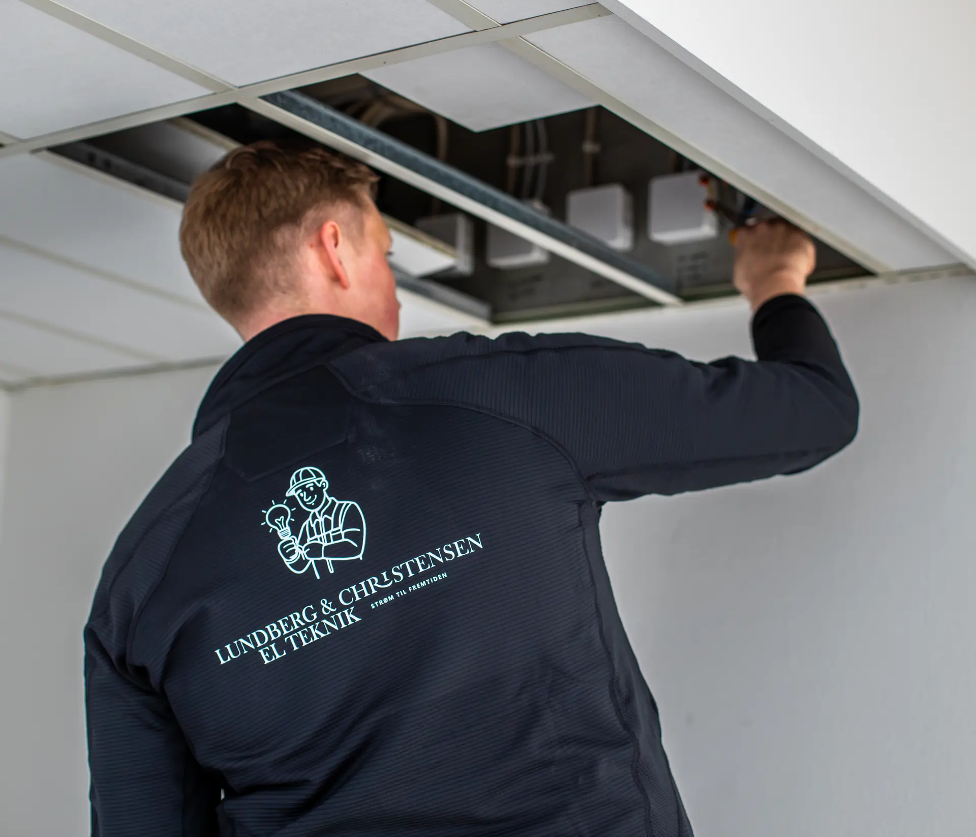 Sikkerhedssystem-installation i kontorbygning