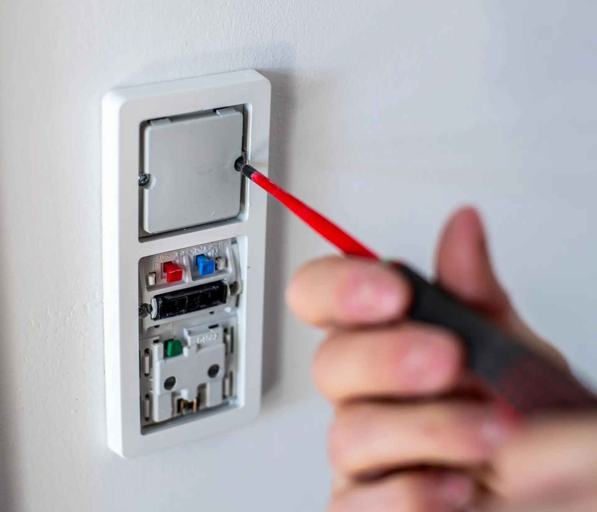 Elektriker installerer elektrisk gulvvarme i badeværelse, Lundberg & Christensen København