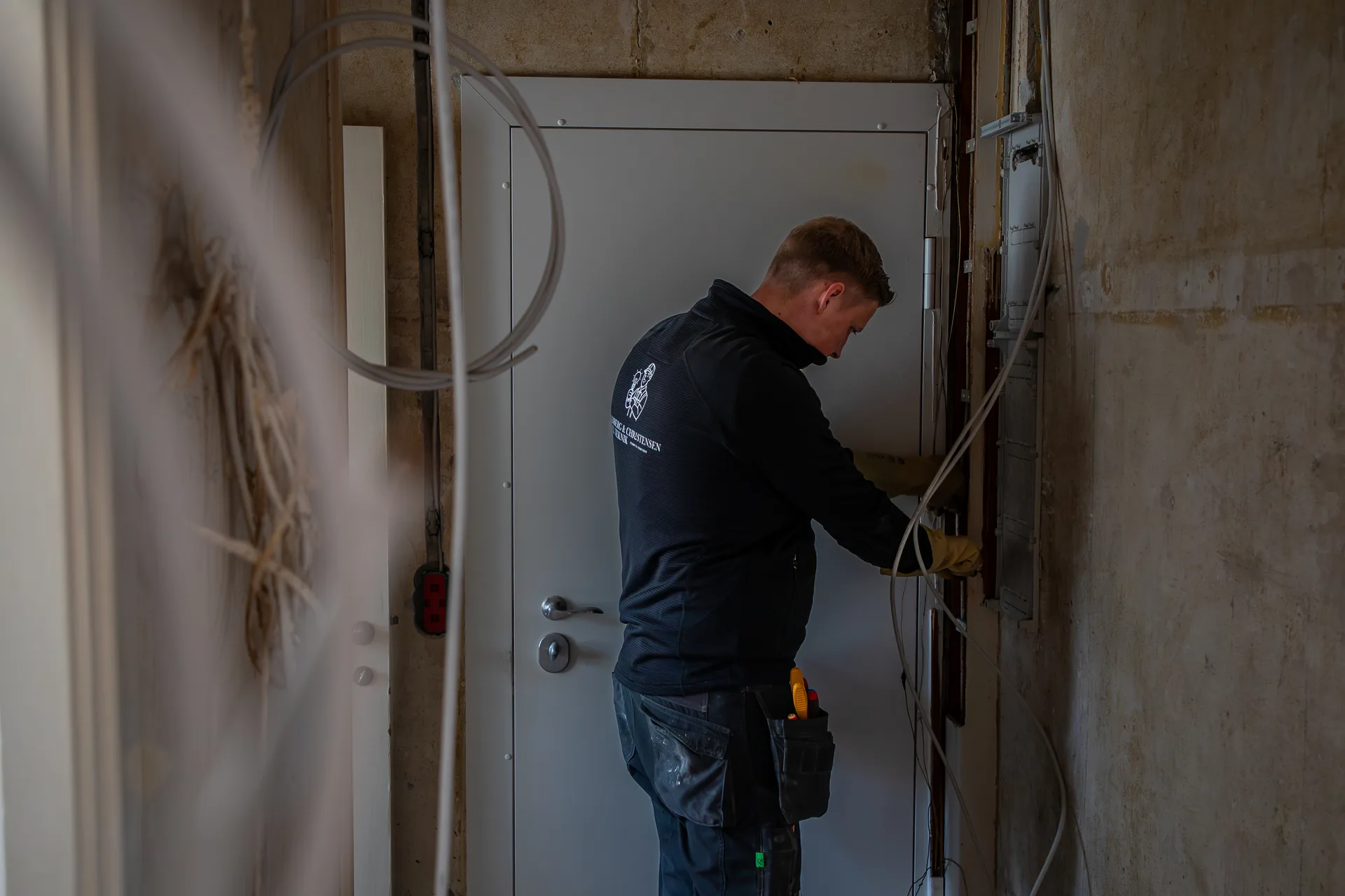 Elektriker renoverer el-installation i hus, Lundberg & Christensen København