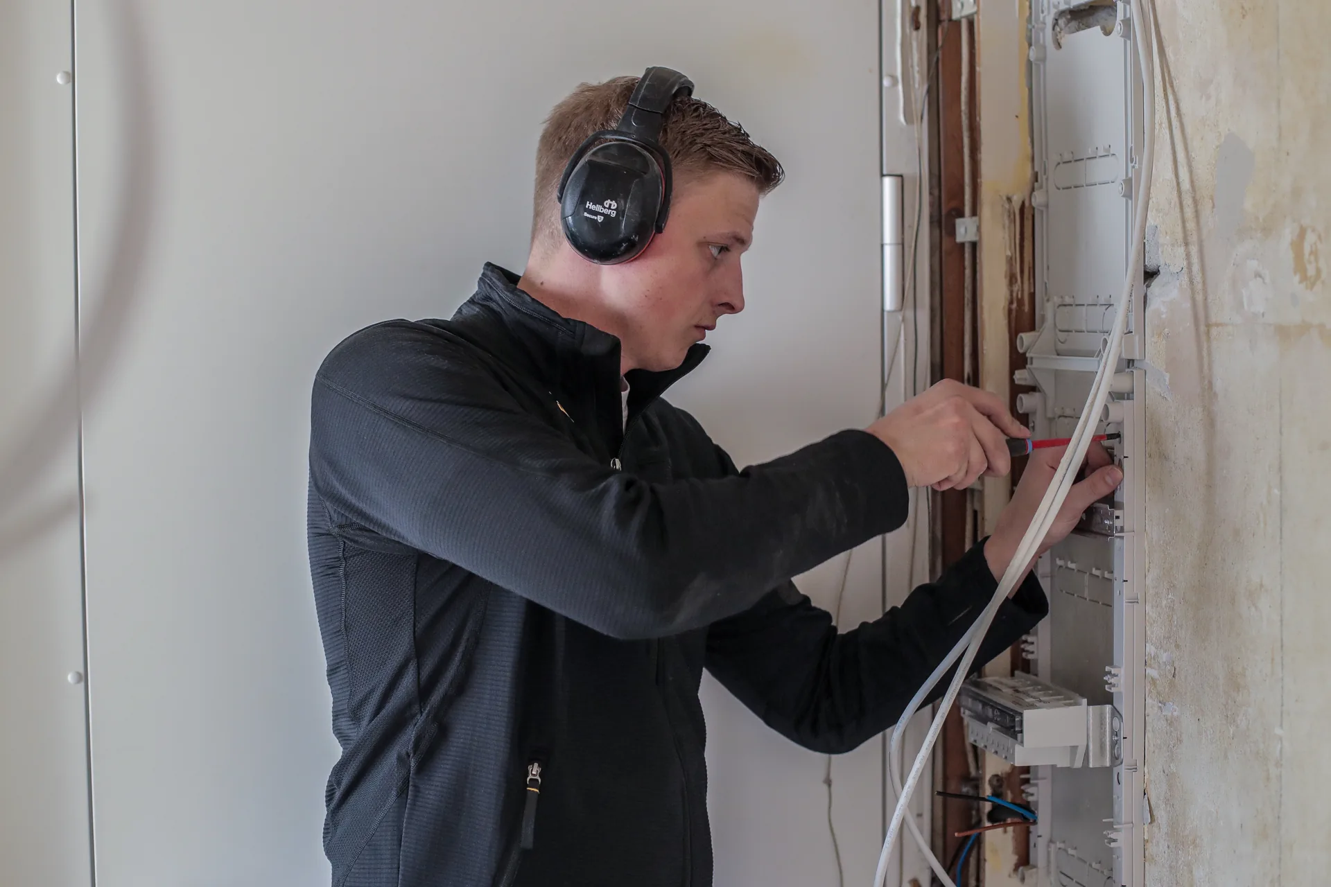 Elektriker arbejder ved eltavle i København, Lundberg & Christensen