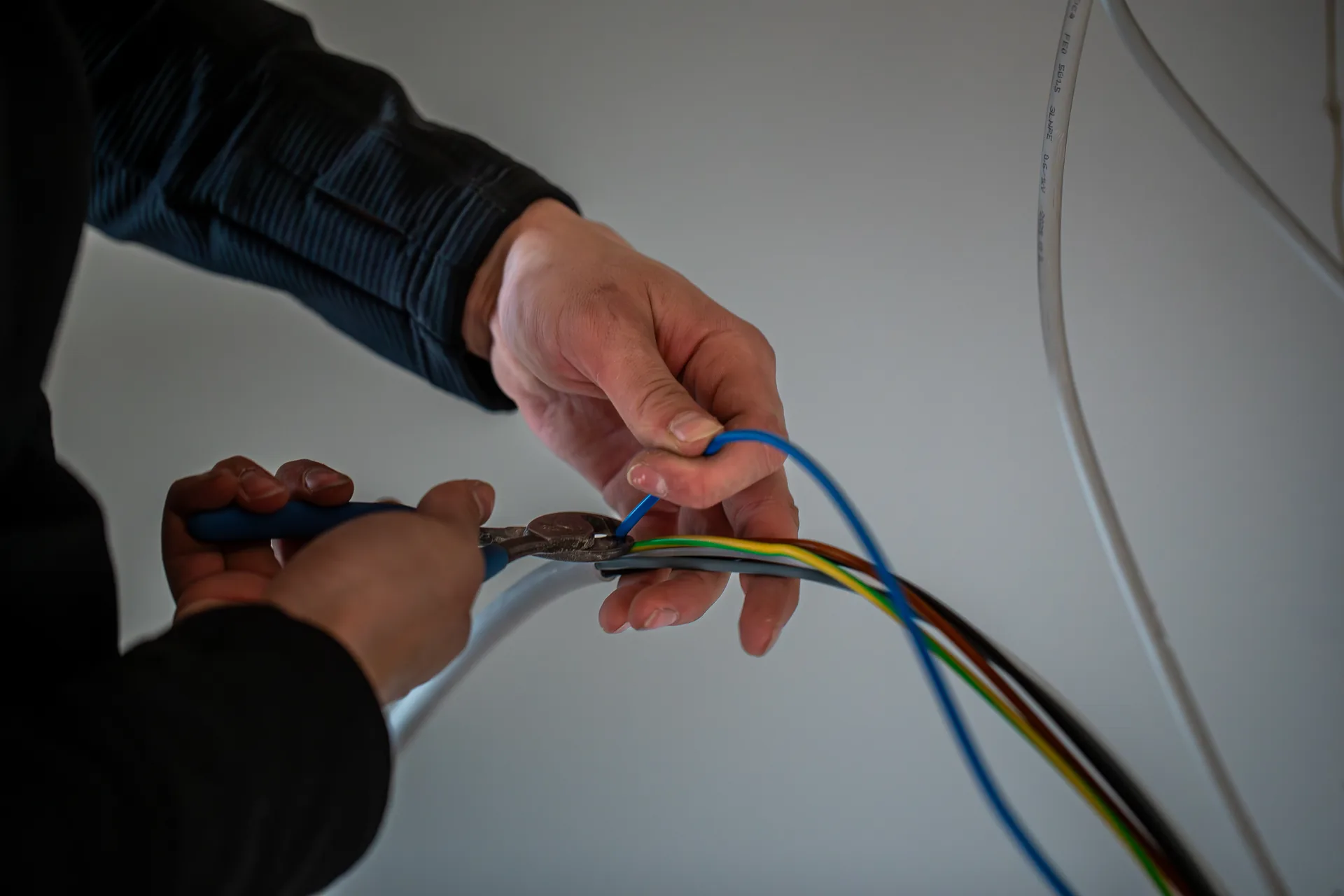 Elektriker renoverer gammel el-installation, Lundberg & Christensen København