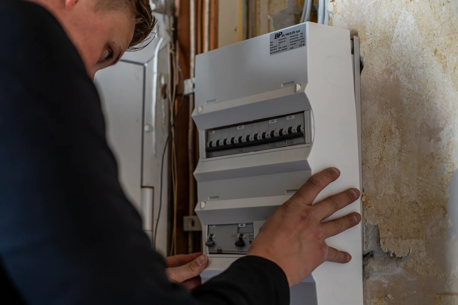 Elektriker udfører el-renovering af villa, Lundberg & Christensen København