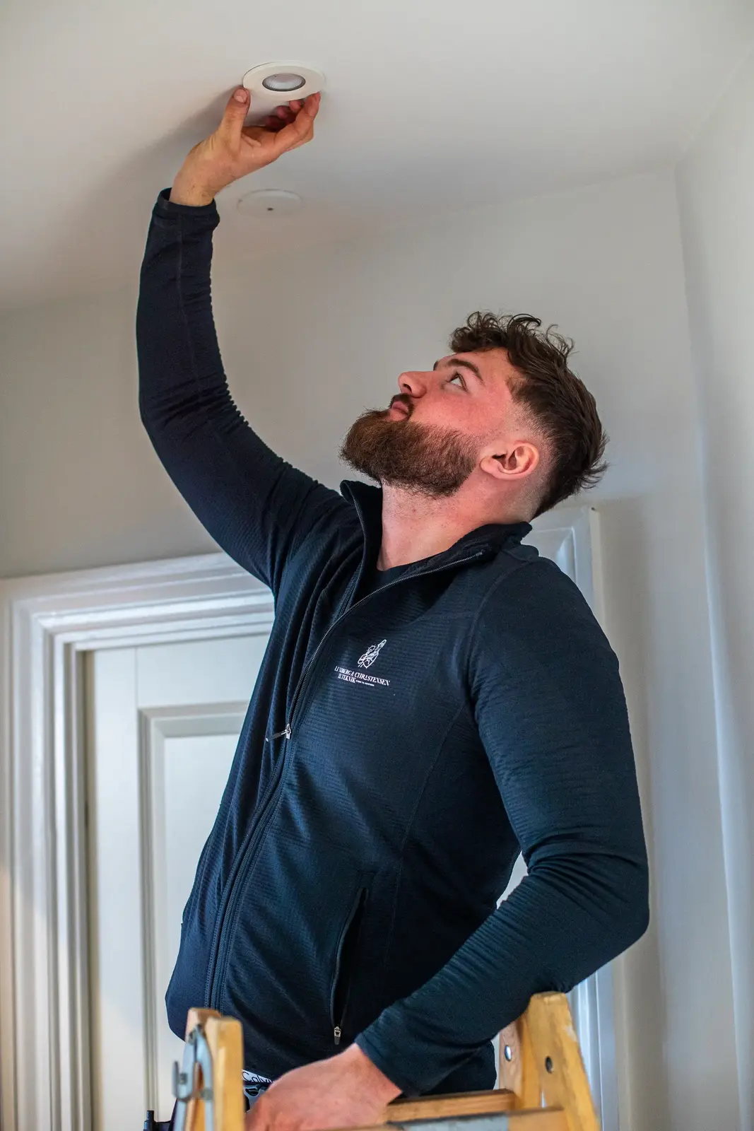 Trådløs røgalarm installeres, smart home-sikkerhed
