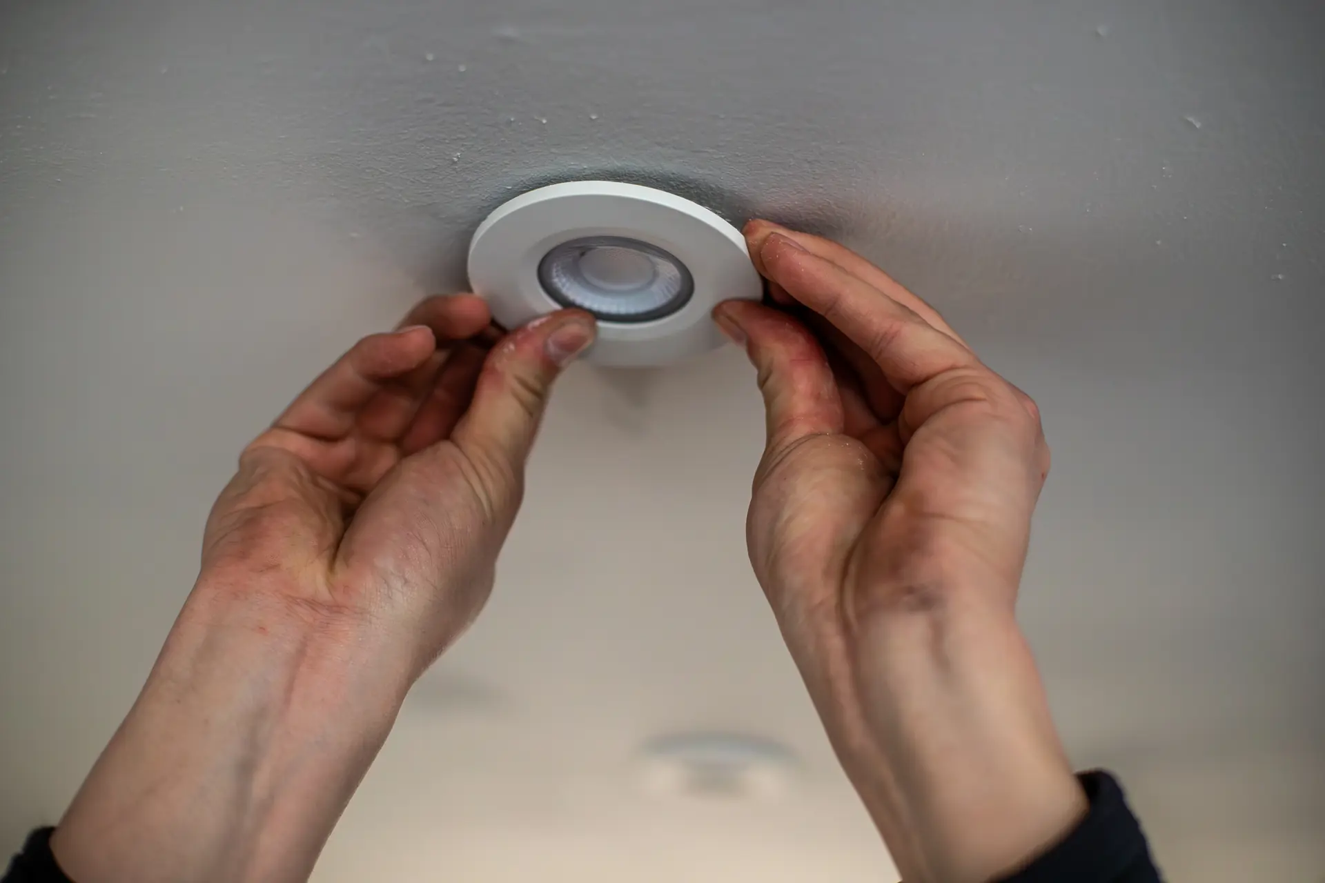 Elektriker opsætter lysstyring og dæmpere, Lundberg & Christensen København