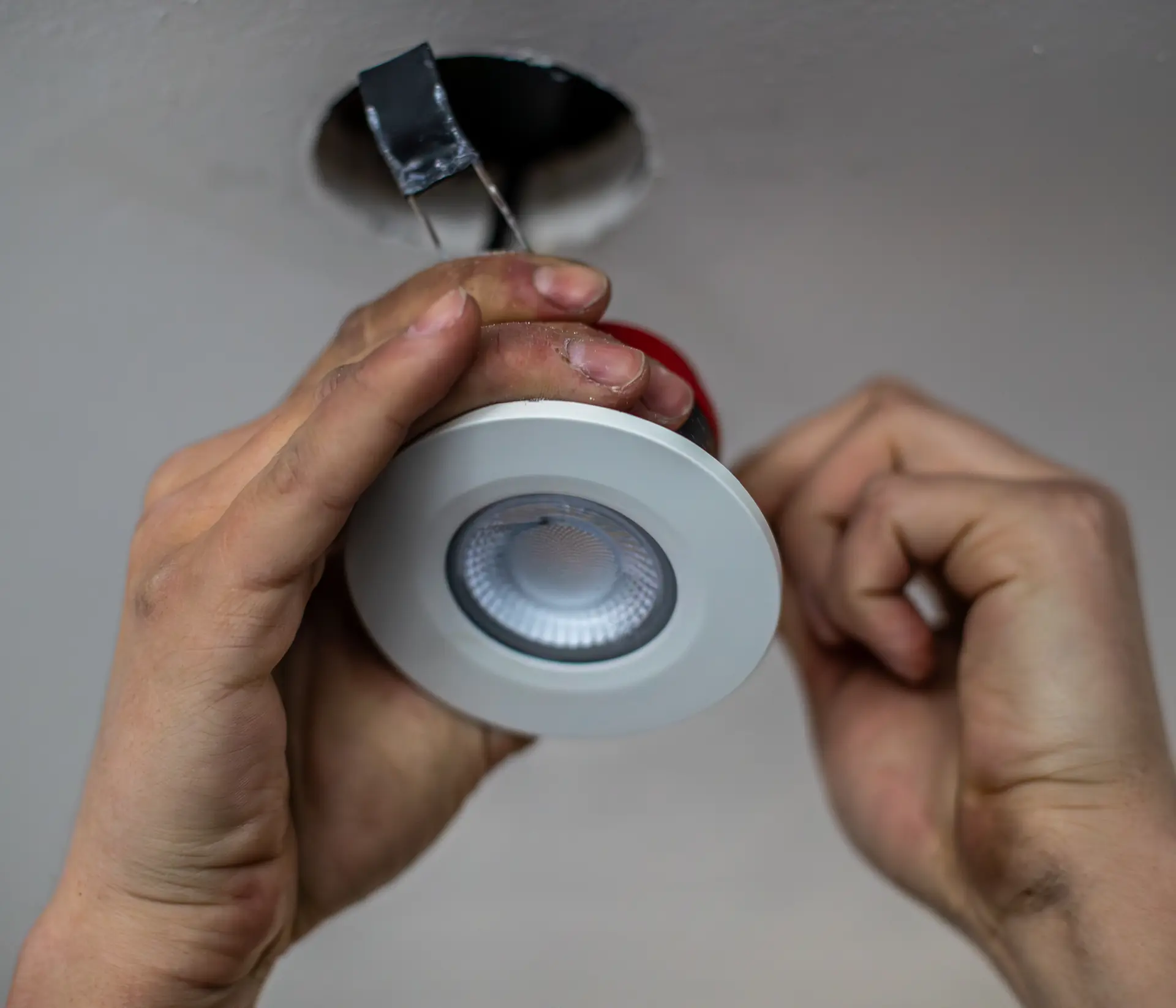 Elektriker monterer LED-loftpanel, Lundberg & Christensen belysning København