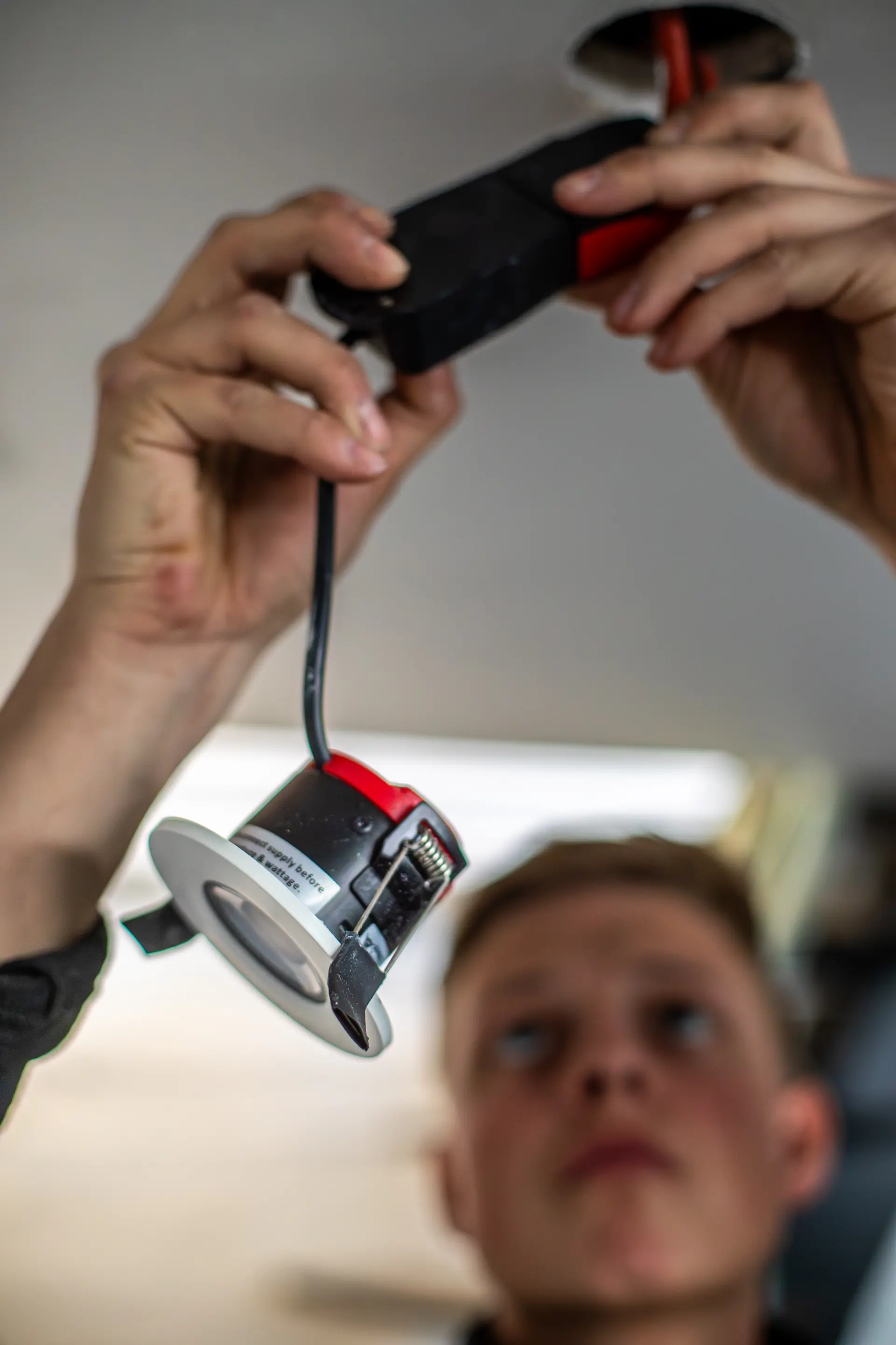 Tilslutning af spot under loft, autoriseret elektriker